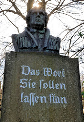 Bronzebüste Martin Luthers in Uelzen - Inschrift, Das Wort Sie sollen lassen stan.
