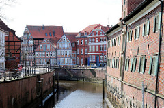 Blick in den Hansehafen - historische Architektur in Stade; rechts der Schwedenspeicher - barockes Backsteingebäude aus der zweiten Hälfte des 17. Jahrhundert - das historische Gebäude wird seit 1977 als Regionalmuseum genutzt.
