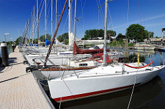 Sportboothafen am Ufer der Schwinge - Segelboote am Steg.