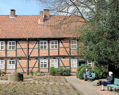 Innenhof mit Bänken in  Sonne - Fachwerkarchitektur des Johannisklosters in Stade.