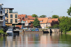 Neubauten am Ufer der Schwinge und Hafen - historische Häuser der Stadt Stade.