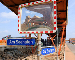 Industrieanlagen Hafen Bützfleth / Stade - Strasse Am Seehafen; Verkehrsspiegel - Verzerrung.