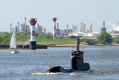 Blick über die Elbe auf Industrieanlagen im Bützflether Hafen - Leuchtfeuer, Oberfeuer - Unterfeuer; Unterseeboot S192 in Fahrt auf der Elbe.