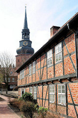 Fachwerkgebäude des Johanniskloster / Franziskanerkloster in Stade - Kirchturm der St. Cosmae Kirche.