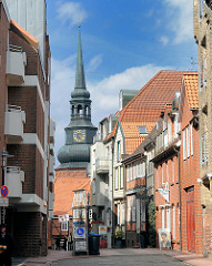 Fussgängerzone in Stade - historische und moderne Architektur - Kirchturm der
