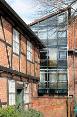 Fachwerkarchitektur und moderne Architektur mit Glasfassade - Architekturfotos aus Stade.