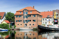 Historischer Speicher im Glückstädter Binnenhafen - re. der alte Schlepper FLENSBURG, der 1954 in  Wilhelmshaven vom Stapel lief.