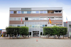 Rathaus und Rathausplatz in Barmstedt, Kreis Pinneberg; Schleswig - Holstein.