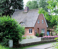 Einzelhaus / Wohnhaus - Ziegelgebäude mit Reetdach; Ortsteil Bünningstedt, Gemeinde Ammersbek.