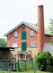 Gebäude und Schornstein der ehem. Hoisbüttler Mühle.