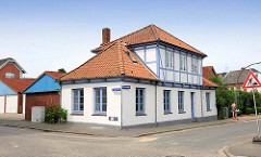 Historisches Wohngebäude mit Fachwerkgiebel - Architektur in Glückstadt / Unterelbe.