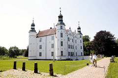 Ahrensburger Schloss, Wasserschloss - Das Schloss ist eines der Hauptwerke der Renaissancearchitektur in Schleswig-Holstein; erbaut um 1597.