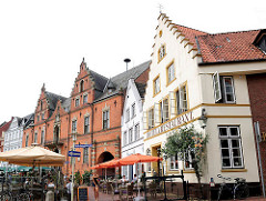Marktplatz von Glückstadt an der Unterelbe - Metropolregion Hamburg. Lks. das Glückstädter Rathaus, das 1874 dem von 1642 errichtetetn Vorgängerbau entsprechend neu gebaut wurde.