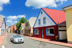 Wohngebäude mit farbiger Fassade, enge Strasse - Bilder aus Barmstedt, Kreis Pinneberg.