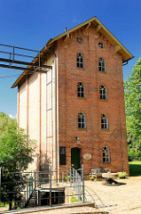 Historische Architektur - Ziegelgebäude, Mühle  - Speicher an der Barmstedter Mühle, Schlossinsel.