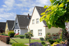 Einzelhäuser mit Vorgarten, Rasen und Hecke - Barmstedt, Kreis Pinneberg.