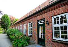 Altes Gebäude bei der Heiligen Geist Kirche von Barmstedt, Kreis Pinneberg - Schleswig Holstein.