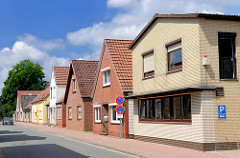 Wohngebäude, Geschäftshaus / Einzelhandel - Architekturformen mit unterschiedlicher Fassadengestaltung - Fotos aus Barmstedt, Kreis Pinneberg.