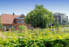 Ehem. Verwalterhaus am Marstall des Ahrensburger Schlosses - re. ein Neubau.