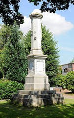 Säule / Obelisk bei der Heiligen-Geist-Kirche in Barmstedt, Kreis Pinneberg zur Erinnerung, Gedenken an den Krieg 1870 / 71.