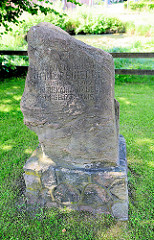 Gedenkstein auf dem Gelände des Marstalls  Ahrensburger Schloss.