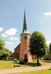 Heiligen Geist Kirche in Barmstedt, Kreis Pinneberg - Grundmauern aus dem 13. Jahrhundert; jetziger Kirchenbau 1717 - 1718 errichtet.