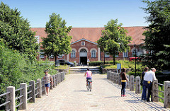 Brücke über den Schlossgraben Ahrensburger Schloss - Blick zum 1846 errichtete Marstall - jetziges Kulturzentrum.