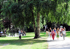 SpaziergängerInnen und SchachspielerInnen im Park an der Barmstedter Schlossinsel  am Rantzauer See-