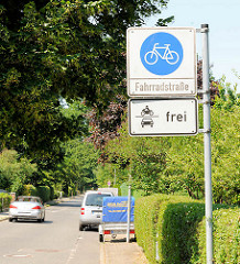 Schild Fahrradstrasse in Ahrensburg - Motorräder und KFZ frei.