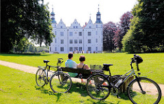 Ahrensburger Schloss, Wasserschloss - Das Schloss ist eines der Hauptwerke der Renaissancearchitektur in Schleswig-Holstein; erbaut um 1597.