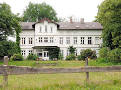Gutshaus Ammersbek / Hoisbüttel - Gut Lindenhof; Metropolregion Hamburg. Holzzaun am Wegesrand - Wiese.