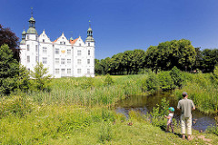 Ahrensburger Schloss, Wasserschloss - Das Schloss ist eines der Hauptwerke der Renaissancearchitektur in Schleswig-Holstein; erbaut um 1597.