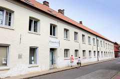 Giesshaus - Gefängnis - Kirche; unter Denkmalschutz stehendes historisches Gebäude an der  Königstrasse in Glückstadt.