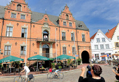 Glückstädter Rathaus - erbaut 1874; errichtet nach dem historischen Vorbild des Vorgängergebäudes von 1643.