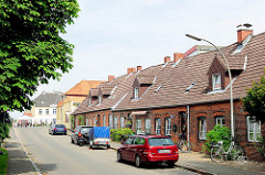 Wohnhäuser / Backsteingebäude, Ziegelhäuser - Reihenhäuser am Hafen von Glückstadt - Arbeiterwohnungen.