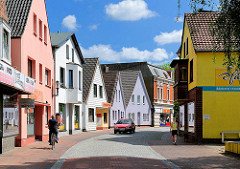 Geschäftshäuser, Einzelhandel mit bunter Fassade, Reichenstrasse in Barmstedt, Kreis Pinneberg.