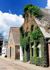 Kopfsteinpflaster und historische Gewerbegebäude an der Kampstrasse von Barmstedt, Kreis Pinneberg.