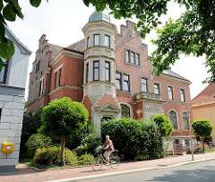 Villa mit Turmzimmer - Architektur von Glückstadt; Häuser Am Fleth.