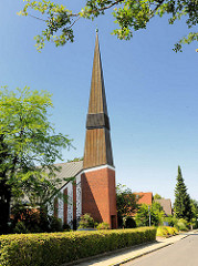 St. Johanniskirche Ahrensburg - erbaut 1960er Jahre; Architekt  Otto Andersen. Die Kirche wurde 2013 entwidmet und verkauft.