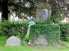 Sogen. Kriegerdenkmal in Hoisbüttel - Ammersbek; Gedenkstein I. Weltkrieg - Inschrift u.a. Wanderer neige in Ehrfurcht dein Haupt vor dem Tod und der Tapferkeit.