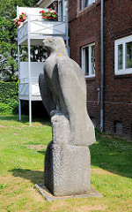 Skulptur Adler an der Klaus Groth Strasse in Glückstadt - Bildhauer Karl August Ohrt.