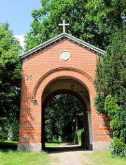 Torhaus zum Alten Friedhof - erbaut 1824; Entwurf Alexis de Chateauneuf.