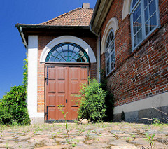 Kopfsteinpflaster und Tor -  1846 errichteter Marstall - jetziges Kulturzentrum.