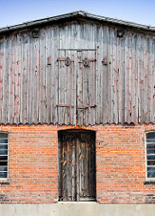 Historische Architektur - Landwirtschaftsgebäude, Scheune - erbaut 1884; Jahreszahl an der Holzfassade.
