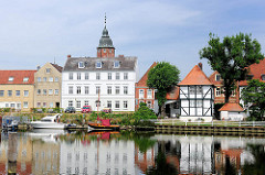 Binnenhafen von Glückstadt an der Unterelbe - rechts das alte Brückehaus von 1635 - im Hintergrund der Wiebke Kruse Turm - baulicher Überrest des Glückstäder Könighofs.