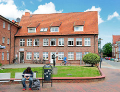 Klinkergebäude, Bürohaus / Geschäftshaus an der Reichenstrasse, Bahnhofsstrasse von Barmstedt, Kreis Pinneberg.