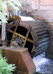 Altes Mühlenrad in Betrieb - Wasser treibt das Mühlenrad bei der Rantzauer Mühle in Barmstedt, Kreis Pinneberg an.