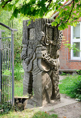 Steinskulptur Musikanten  im Garten der Grundschule / Kindergarten Bünningstedt, Gemeinde Ammersbek.