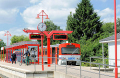 AKN Bahnhof in Barmstedt - ein Zug Richtung Elmshorn steht am Bahnsteig.