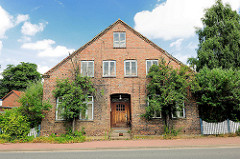 Altes Gebäude, Ziegelfassade bei der Mühlenstrasse in Barmstedt, Kreis Pinneberg.